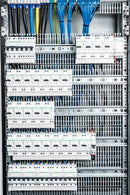 Verdrahtungskamm montiert im Schaltschrank mit Schalter und Verdrahtung